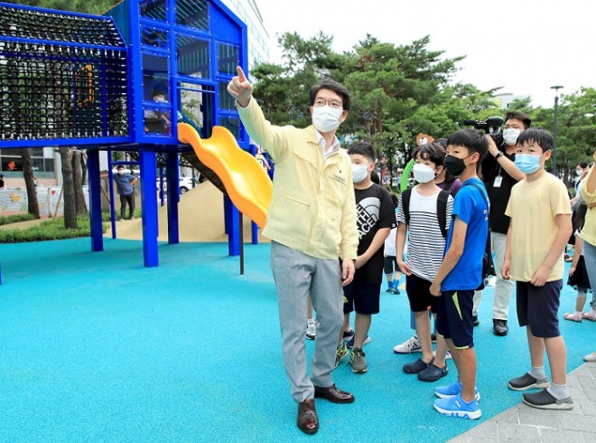 어린위위원회 행당초 어린이들과 함께 꿈공원을 둘러보고 있는 정원오 구청장.jpg